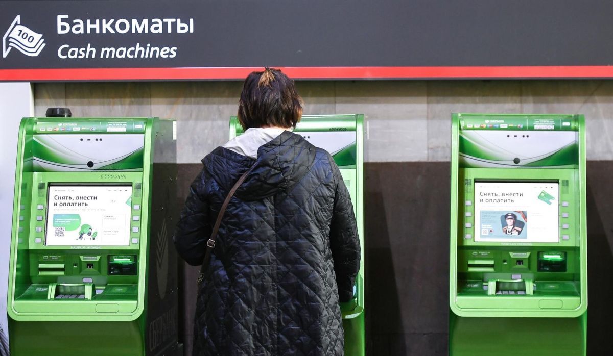 МВД предупредило о новой схеме мошенничества с оставленной в банкомате картой