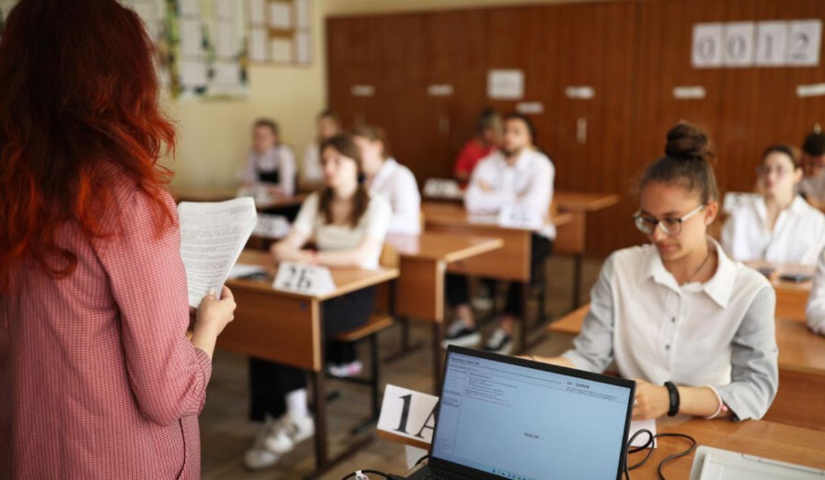 Российскую школьницу не пустили на ЕГЭ с иконой