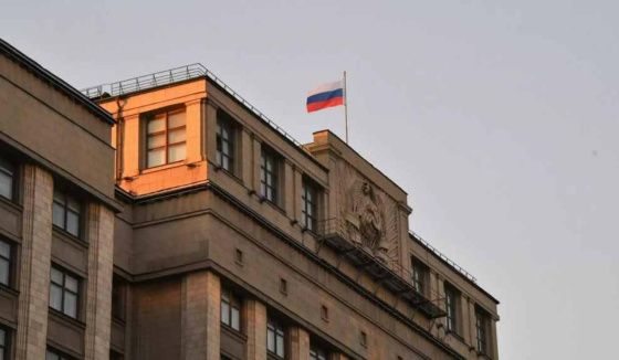 В Госдуме предложили считать логотип Renault фашистской символикой