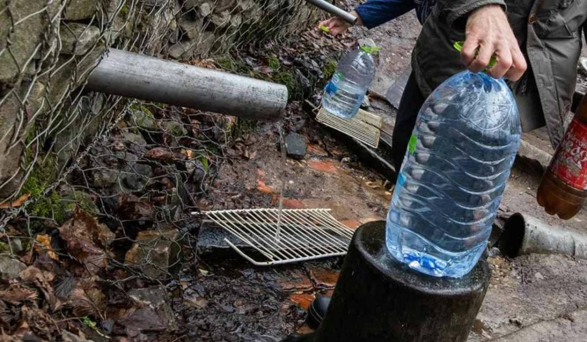 Власти Перми предупреждают об опасности употребления родниковой воды для здоровья жителей