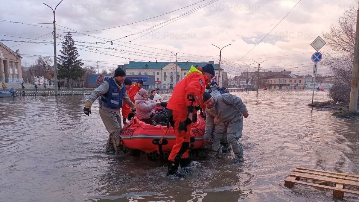 Паводок на Урале: Путин раздал поручения, в зону ЧС едут депутаты и военные