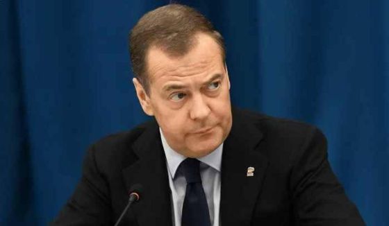 Медведев: "Чмо заявило, что отвергает предложение Путина о трёхдневном перемирии на 9 Мая"