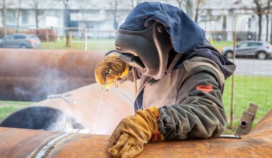 В Петербурге на проспекте Большевиков произошел прорыв тепломагистрали