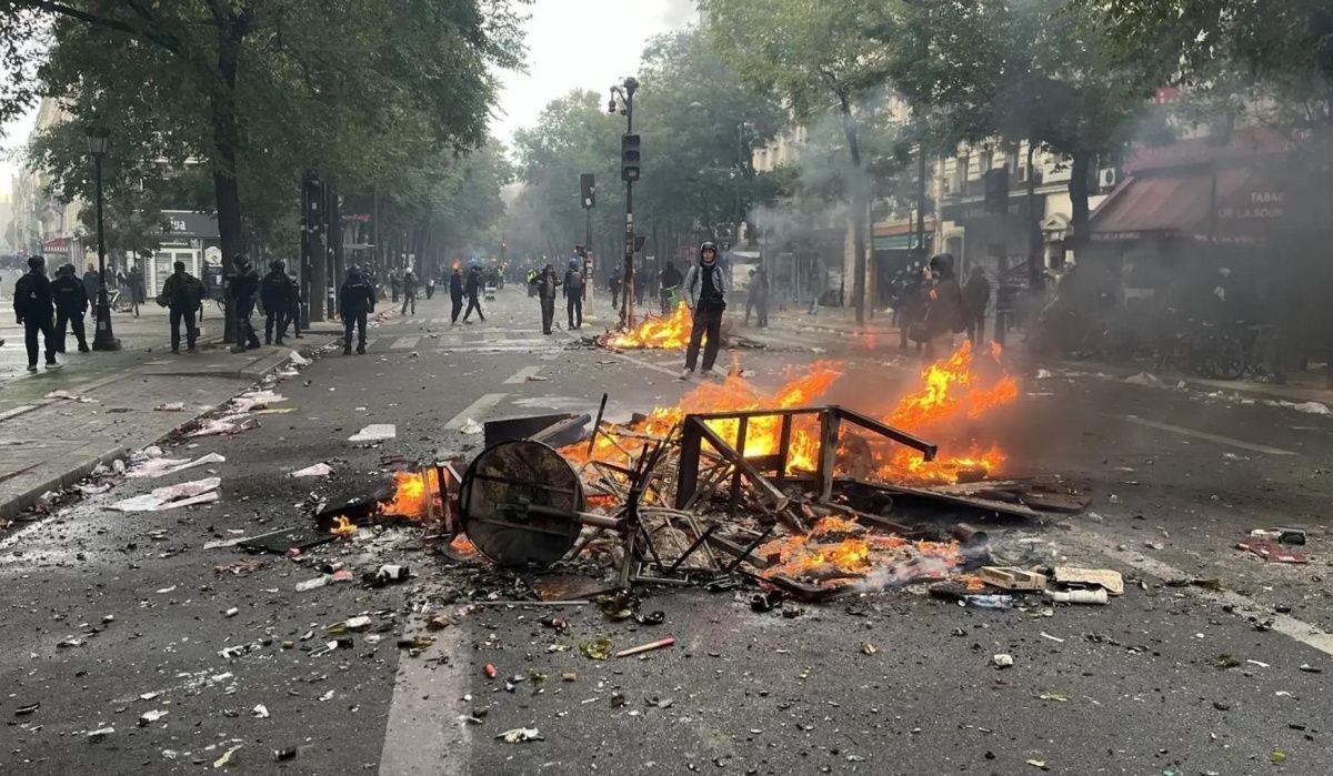 Туроператоры отменяют туры во Францию из-за массовых протестов в стране