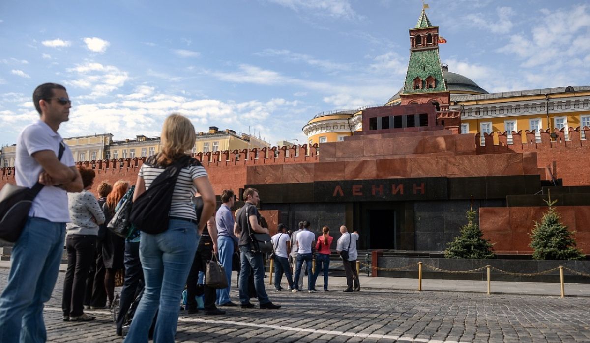 Мавзолей Ленина собрал долгие очереди посетителей