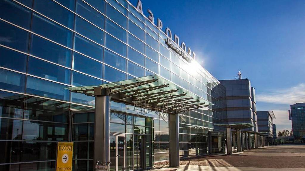 В Екатеринбурге из-за грозы задержали дюжину авиарейсов
