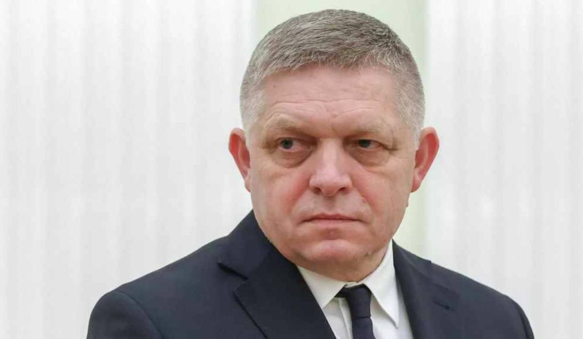 Фицо заявил, что русские встают на колени, только чтобы завязать шнурки