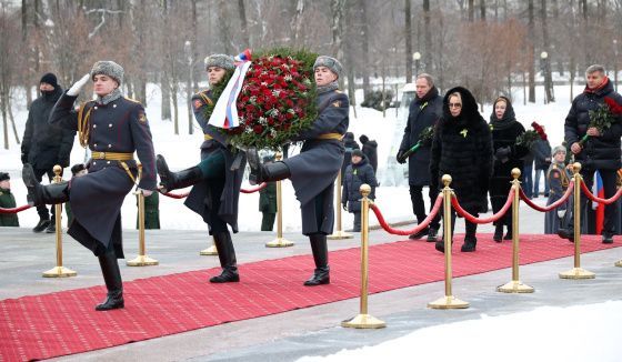 Матвиенко отдала дань памяти на Пискаревском кладбище в Петербурге