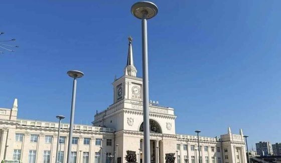 На Привокзальной площади Волгограда начали монтаж новых фонарей