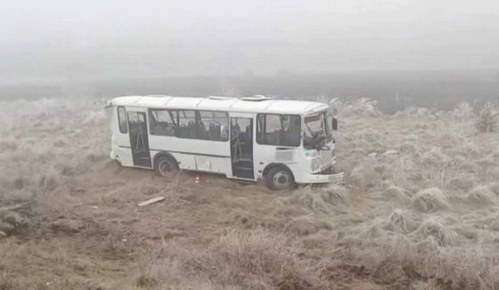 Автобус с пассажирами перевернулся на юге Красноярского края