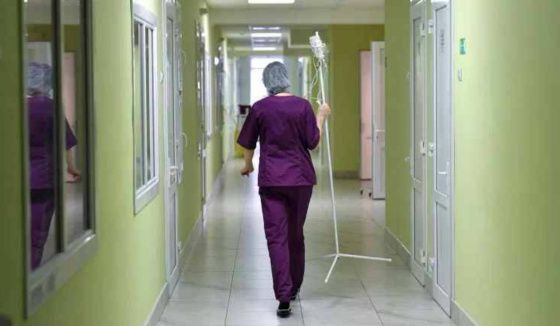 В челябинской клинике после смерти пациента от укола в шею прошли обыски