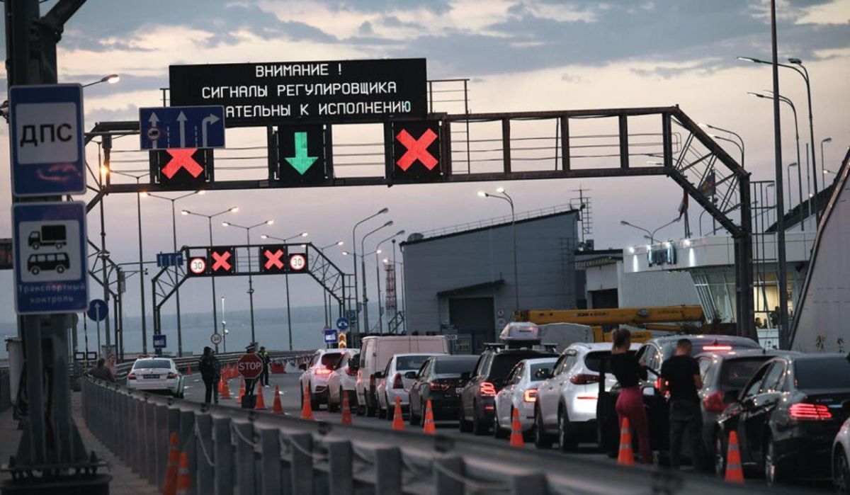 Аксенов ограничил движение электромобилей и гибридов на Крымском мосту
