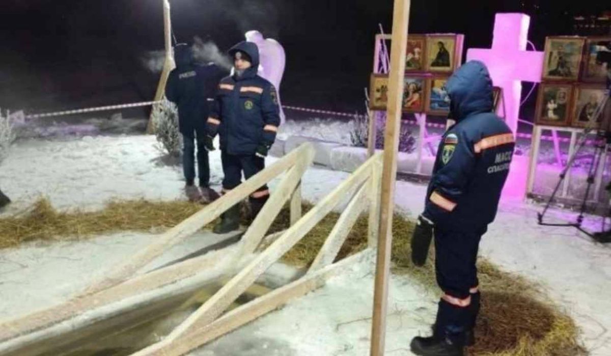 Почти тысяча новосибирцев окунулись в две проруби при 40-градусном морозе