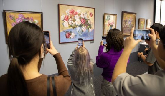 Выставка «Красота спасает мир» ко Дню 8 марта открылась в Музее Победы