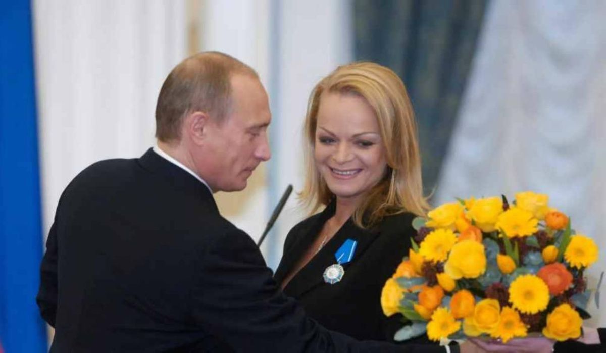 Путин поздравил Ларису Долину с юбилеем