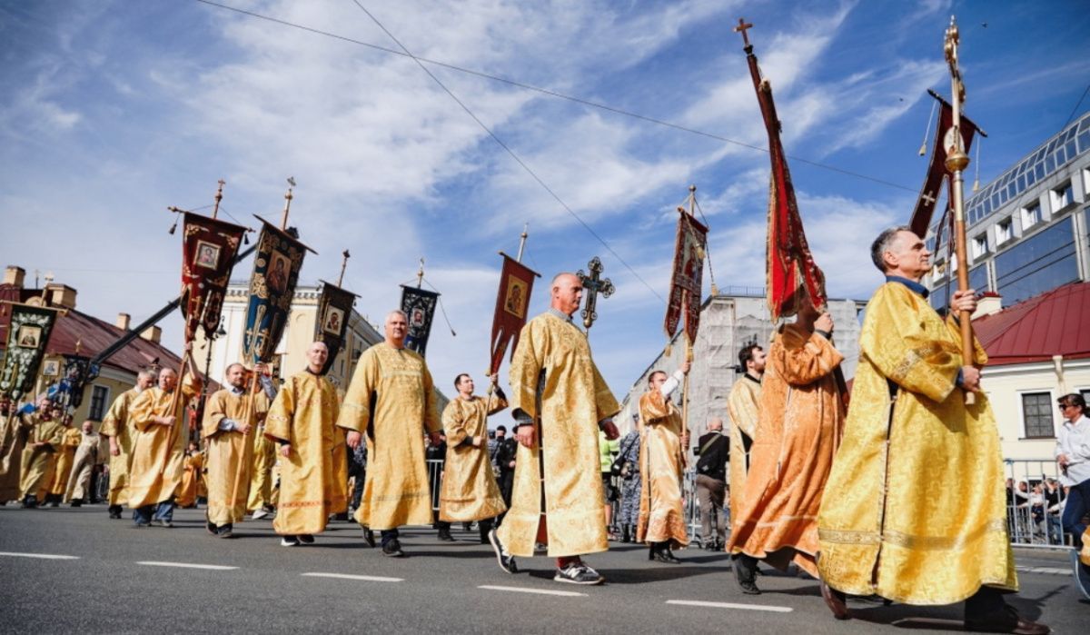 Крестный ход прошел по Невскому проспекту в Санкт-Петербурге