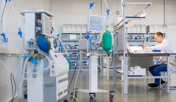 Резиденты "Технополис Москва" разработали ИВЛ с инновационным отечественным ЖК-дисплеем