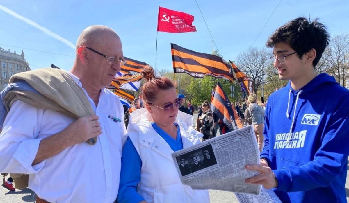 Молодогвардейцы раздали газету «Правда» прохожим на центральных площадях города-героя Санкт-Петербурга