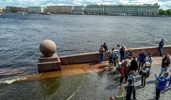 В Петербурге из-за дождя затопило улицы и затруднилось движение транспорта