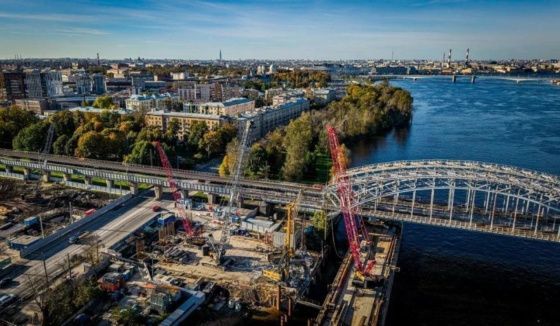 Строители начали сооружение временного моста через Неву для ШМСД