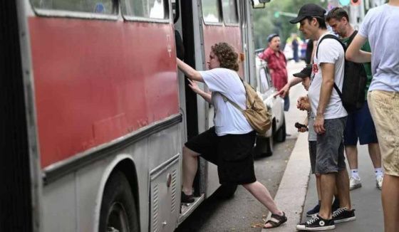 Глава дептранса Омска назвал причину перебоев с автобусами в вечерние часы