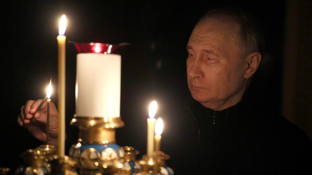 Путин поставил свечи в память о погибших в «Крокус сити холле»