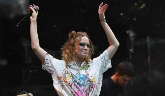 Суд заочно арестовал певицу Монеточку*