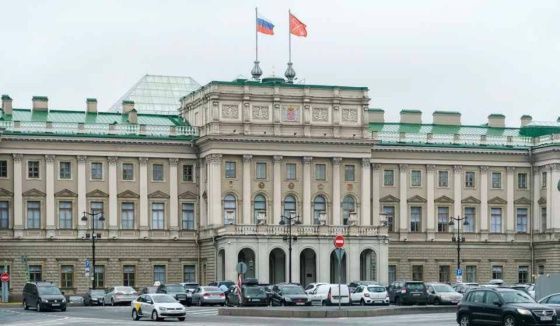 ЗакС Петербурга повысил пособия для студенческих семей