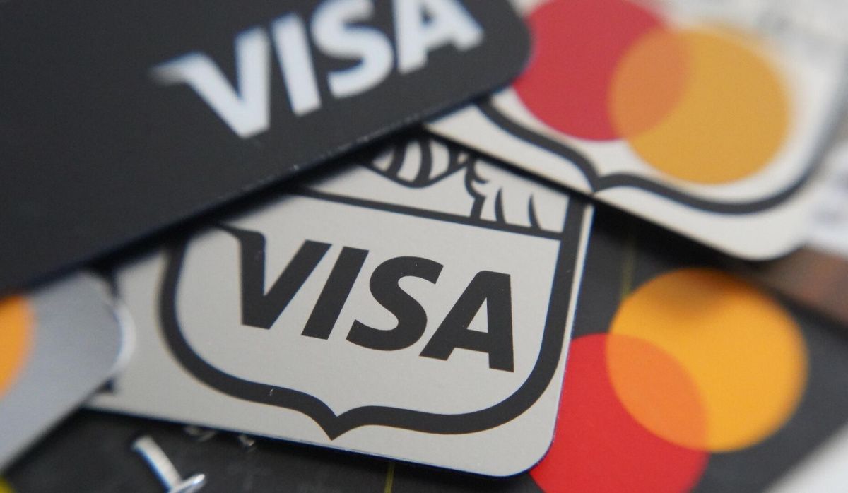 В Госдуме заявили о повышении рисков при использовании карт Visa и Mastercard