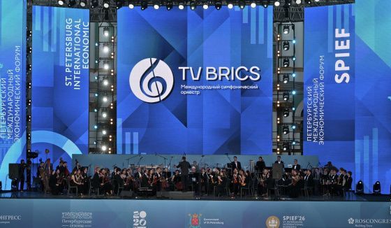 Оркестр TV BRICS дал концерт на Дворцовой площади в Петербурге