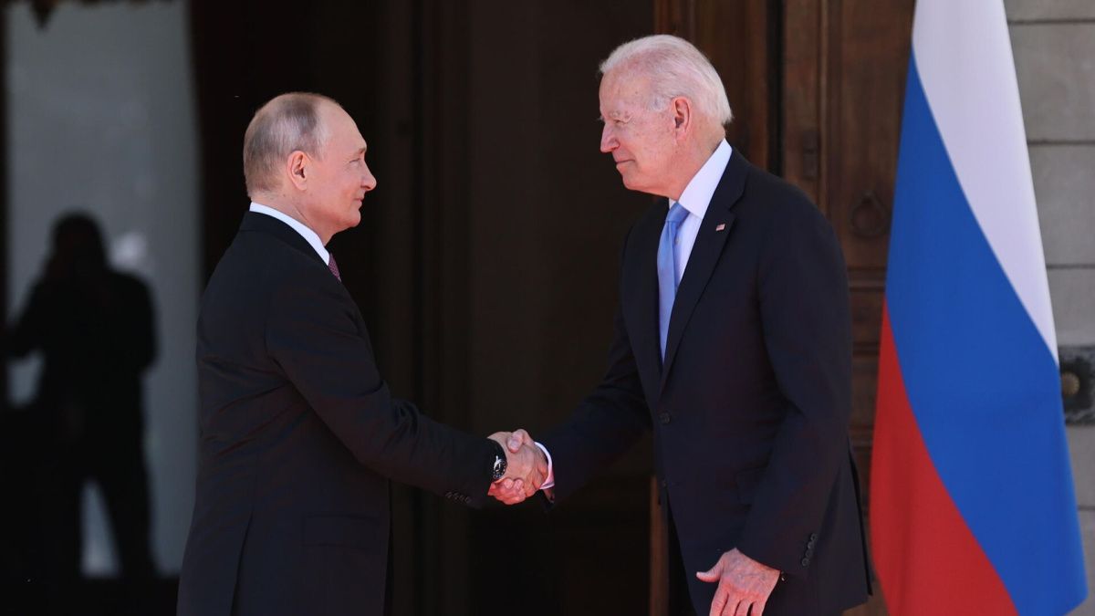 Байден приказал начать прямой диалог с Россией по космическому оружию