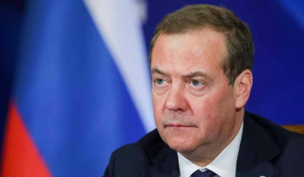 Медведев предложил изымать западные активы в ответ на антироссийские санкции