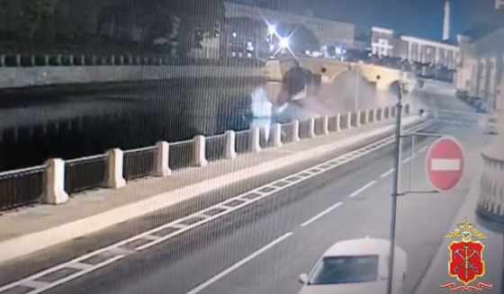 В Петербурге автомобиль прорвал ограждение и упал в воду