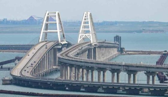 На Крымском мосту временно приостановлено движение транспорта
