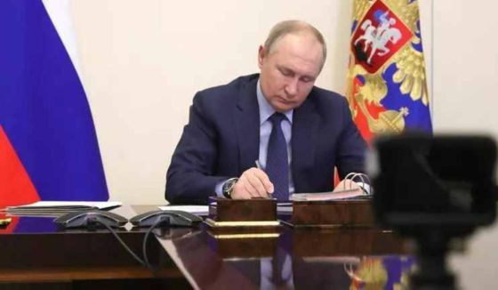 Путин предоставил российское гражданство епископу Спиридону и протоиерею Бойкову