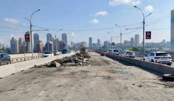 На Дмитровском мосту в Новосибирске начали демонтаж старого асфальта