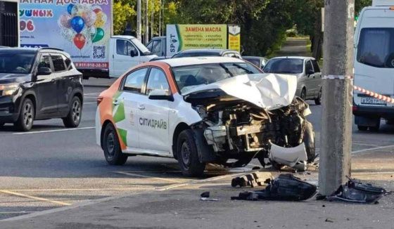 "Одна женщина погибла, другая - в реанимации": водитель каршеринга влетел в остановку в Красном Селе