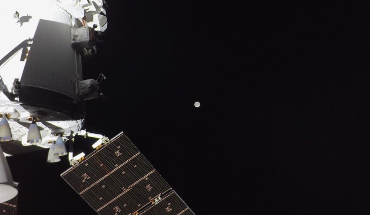 Orion на полпути: пилотируемый корабль приближается к Луне