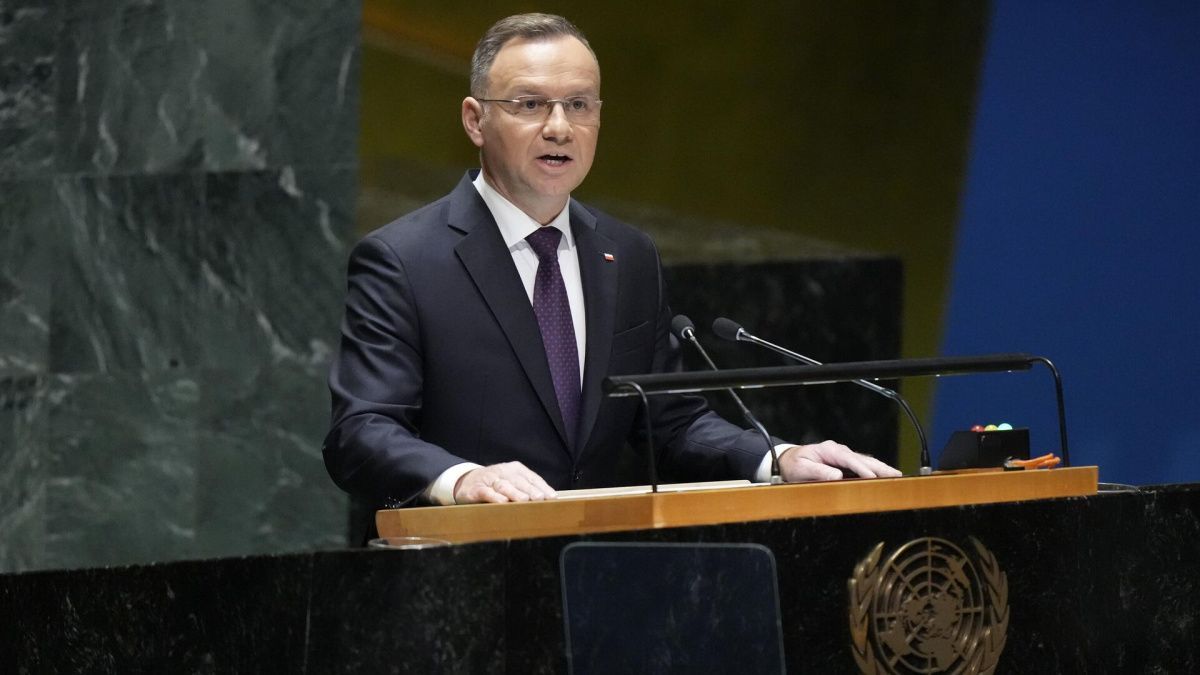 Захарова согласилась с критикой президента Польши в адрес Украины
