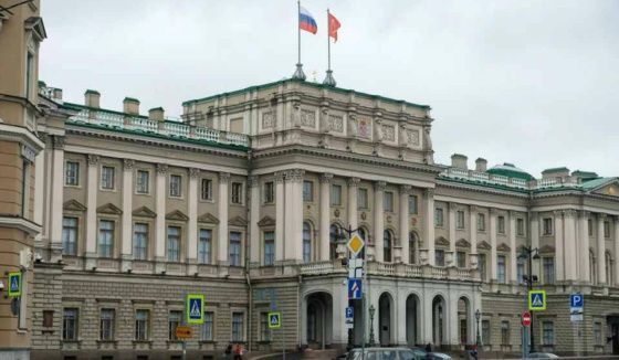 ЗакС пересмотрит размер штрафа за незаконную парковку в Петербурге