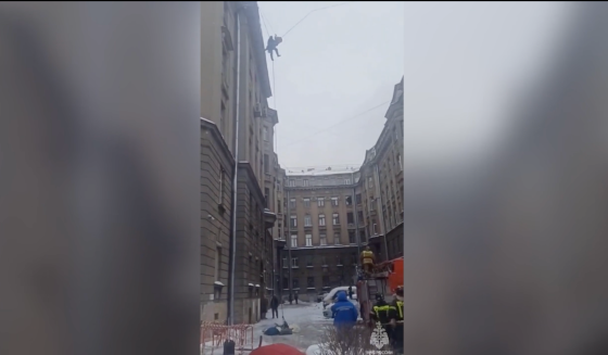 В центре Петербурга рабочий упал с крыши и застрял на проводах