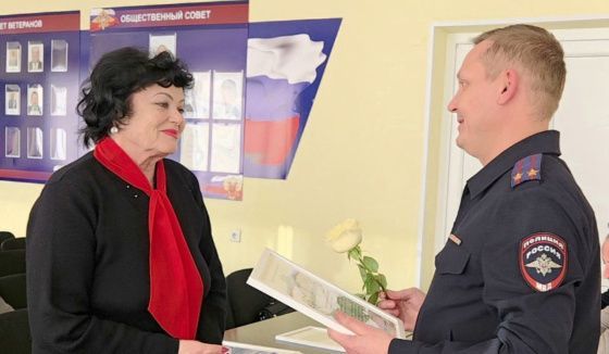 Полицейские и общественники Чайковского поздравляют женщин и говорят о безопасности