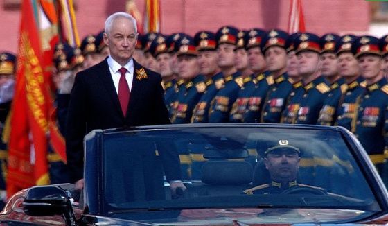 Белоусов в черном костюме возглавил парад Победы