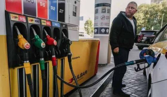 В Петербурге очереди на АЗС связали с ростом спроса и логистическими трудностями