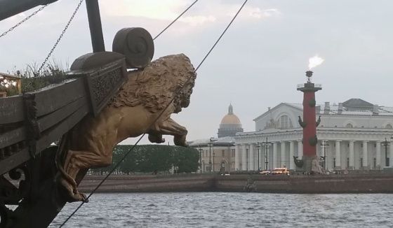 В Петербурге зажгут факелы Ростральных колонн в День Александра Невского