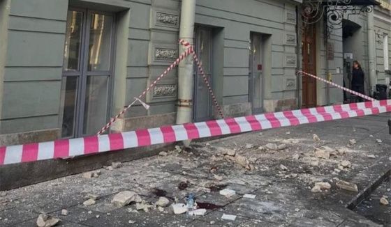 Жилинспекция Петербурга проверила УК из-за падения штукатурки на мужчину