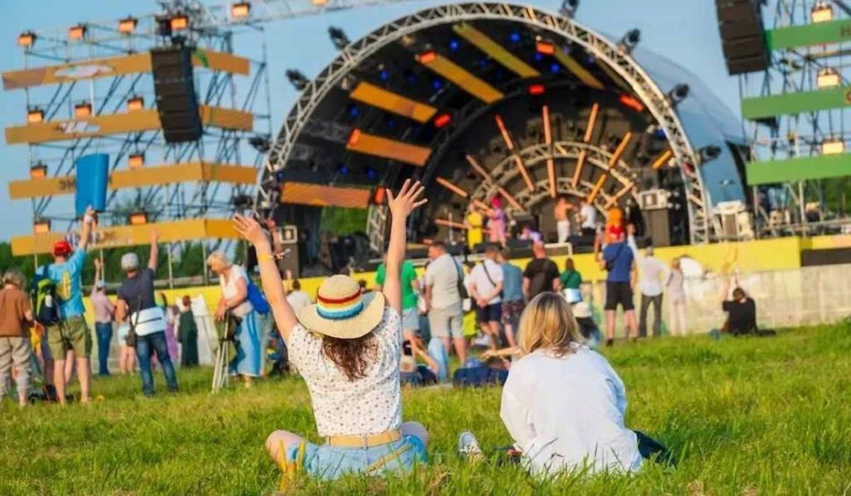 Замена артистов вызывает массовый возврат билетов на фестиваль в Баку среди россиян