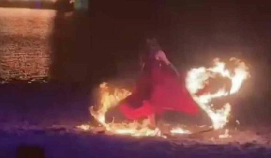 Танцовщица в Китае загорелась во время шоу с огненным кольцом