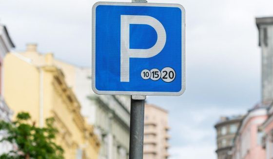 В центре Омска выбрали локации для платных парковок