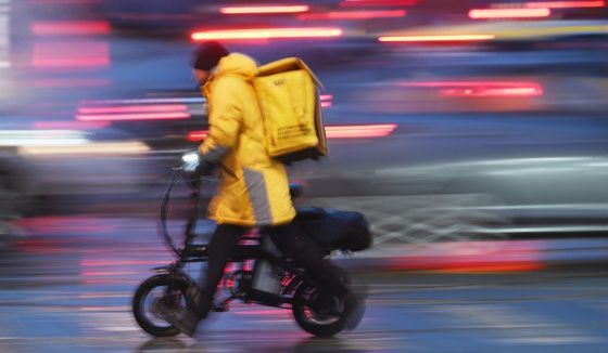 Эксперты высказались о запрете на работу курьерами для иностранцев в Петербурге